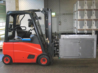 The KAUP Telescopic Appliance- / Carton Clamp T414GT-1L on duty.