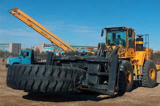 The KAUP Tyre Handler T421SV on duty.