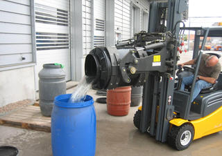 The KAUP Drum Tipping Clamp T406-2U-EX on duty.