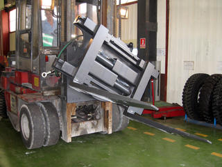 The KAUP Rotating Fork Positioner foundry version T456ZG on duty.