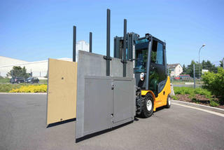 The KAUP Appliance- / Carton Clamp T414-2L on duty.
