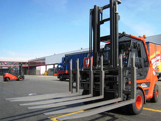The KAUP Six Pallet Handler T429-4-6 on duty.