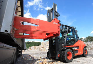 The KAUP Recycling Bale Clamp T413RC on duty.