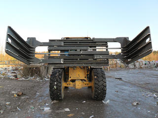 The KAUP Recycling Bale Clamp T413RC on duty.